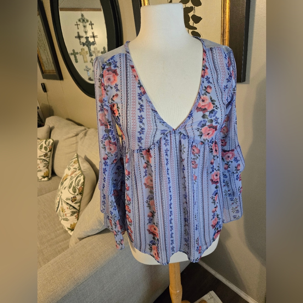Crave Fame:Floral V-Neck Blouse.  01